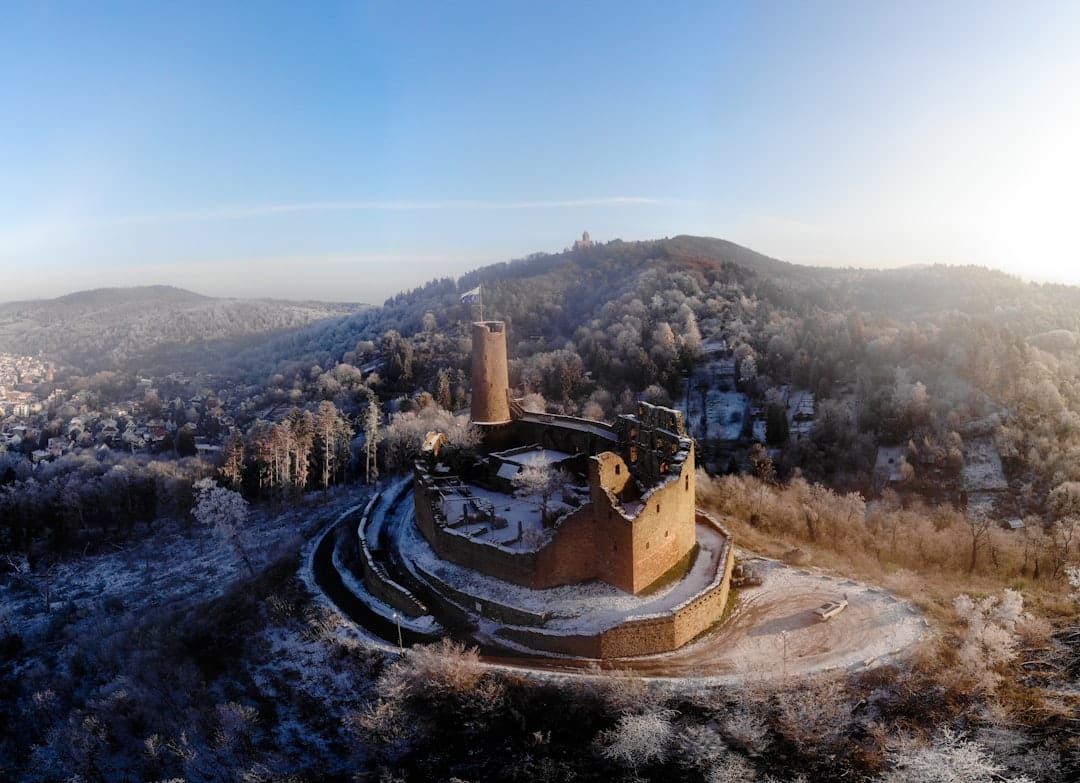 découvrez l'univers fascinant des châteaux, symboles de pouvoir et d'histoire. explorez les architectures majestueuses, les légendes envoûtantes et les paysages enchanteurs qui entourent ces monuments emblématiques.