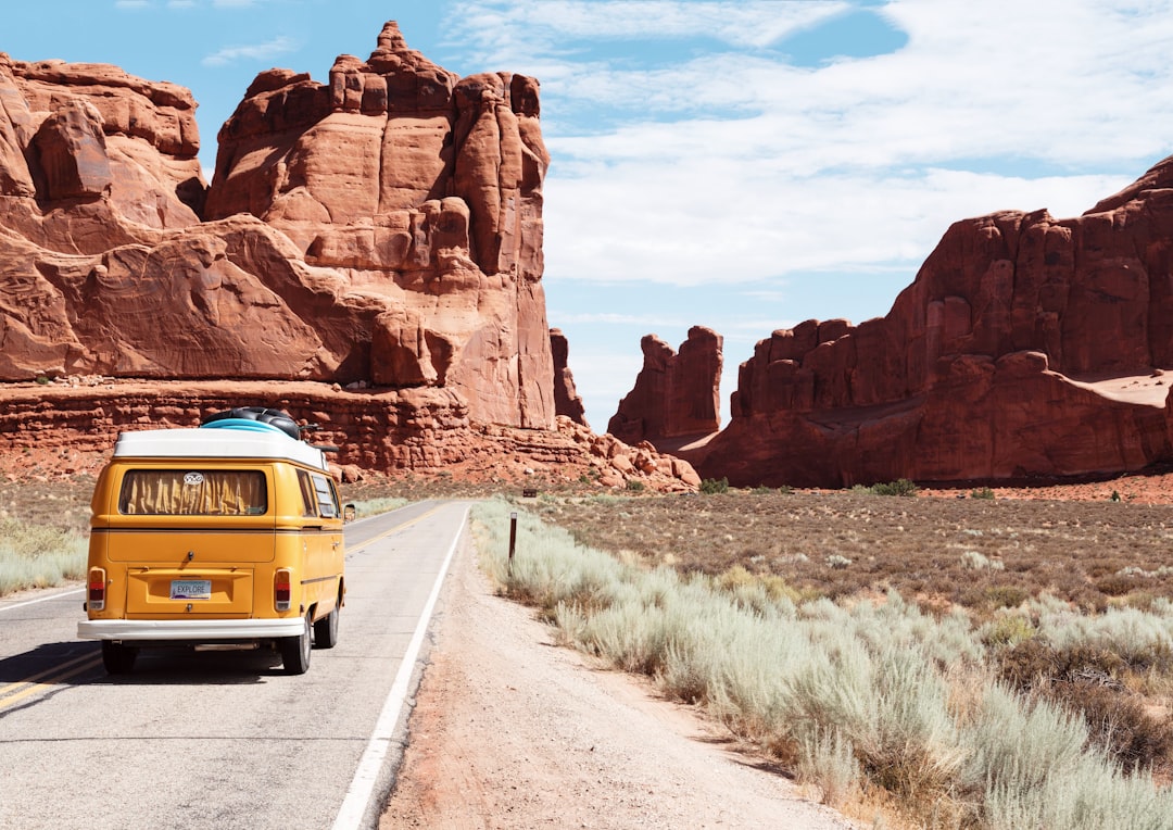 découvrez des voyages thématiques uniques qui vous plongent dans des expériences inoubliables. explorez des destinations fascinantes en fonction de vos passions, qu'il s'agisse de gastronomie, d'art, d'aventure ou de culture. préparez-vous à créer des souvenirs mémorables grâce à des itinéraires sur mesure adaptés à vos intérêts.