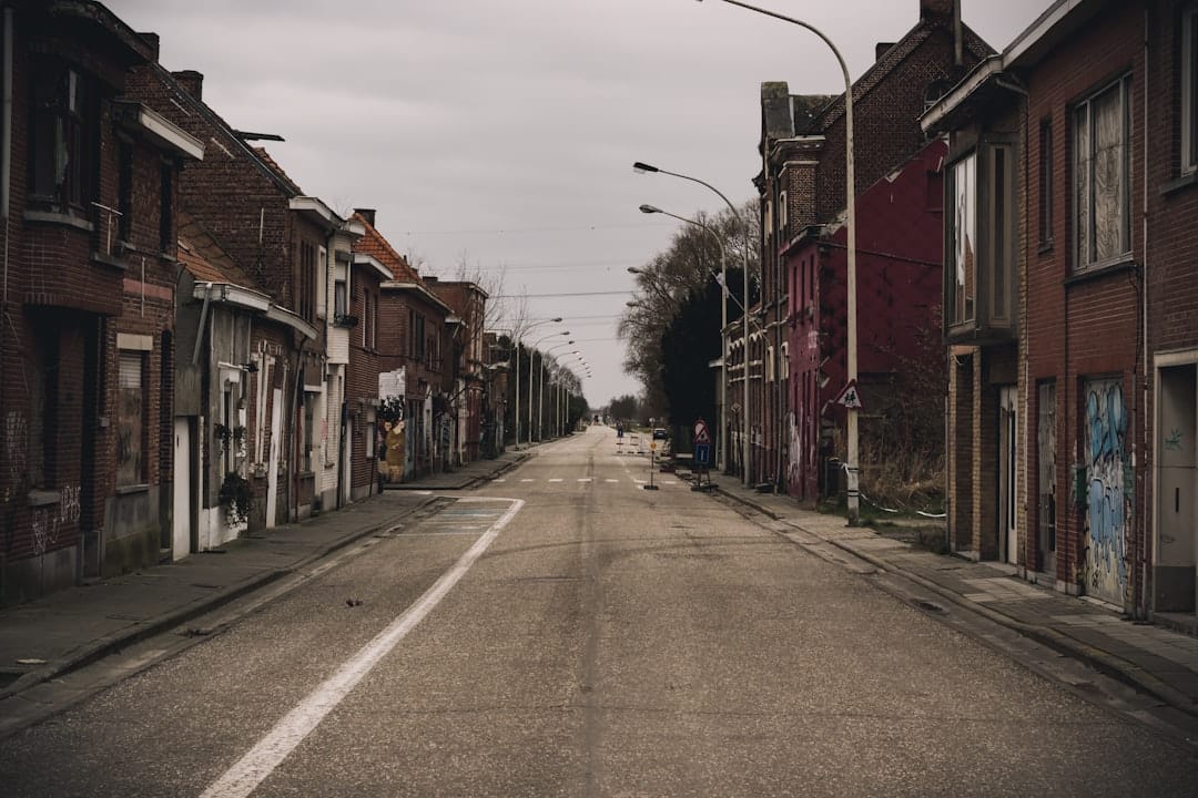 découvrez l'urbex, l'art de l'exploration urbaine ! plongez dans des lieux abandonnés, historiques ou méconnus, et vivez des aventures uniques à travers des photographies saisissantes et des récits captivants.