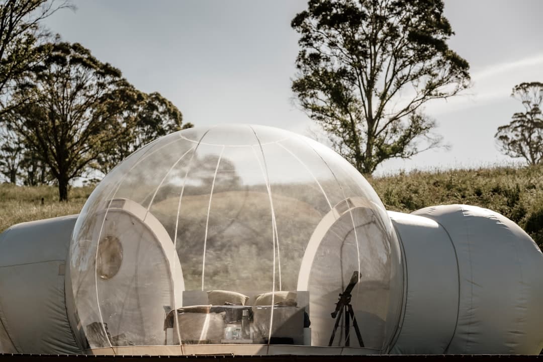 découvrez l'art du glamping : une expérience unique qui combine le confort d'un hébergement luxueux avec la beauté de la nature. évadez-vous dans des tentes élégantes, des cabanes confortables ou des yourtes accueillantes, tout en profitant des plaisirs du plein air. idéal pour les amoureux de la nature à la recherche d'un séjour mémorable.